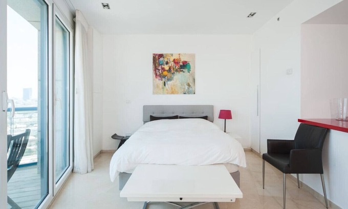 Tel Aviv Promenade Apartamento | Spacious Studio Apt w Sea View 2 min from Beach