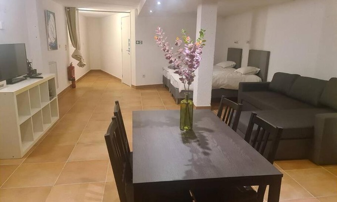 Klein-Antwerpen Apartamento | Spacious studio with private entrance