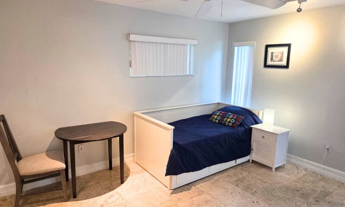 Ludlam Apartamento | Spacious studio with private patio - perfect for traveling professionals!