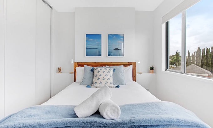 Takapuna Apartamento | Spacious Stylish 2BR Carpark Pool Aircon