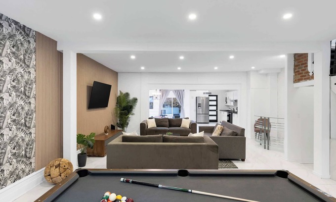 Gay Village Apartamento | Spacious & Stylish Downtown Retreat |Hot Tub