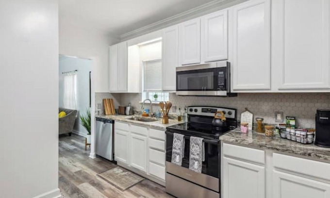 Pittsburgh Casa | Spacious, Sun-Filled Home with King Master Suite