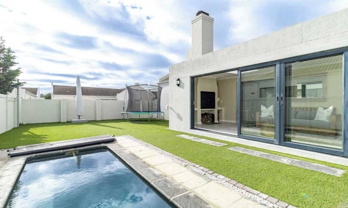 Bloubergstrand Casa | Spacious Sunningdale Retreat with Poolside Charm