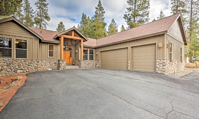 Deer Park Casa | Spacious Sunriver Home w/ Hot Tub & Gas Grill