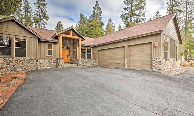 Deer Park Casa | Spacious Sunriver Home with Hot Tub and Gas Grill