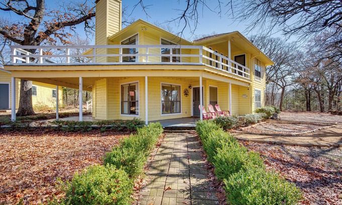 Pottsboro Cabaña | Spacious Texas Getaway 1/2 Mi to Lake Texoma!