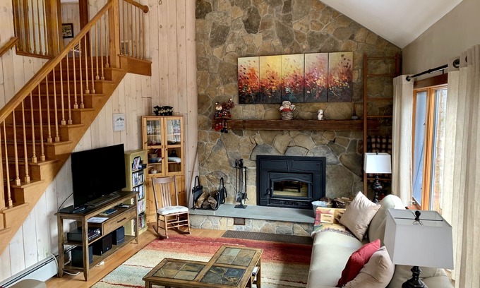 Wilmington Casa | Espaciosa casa de tres niveles, bien amueblada, sala de juegos divertida, a minutos del monte. Nieve