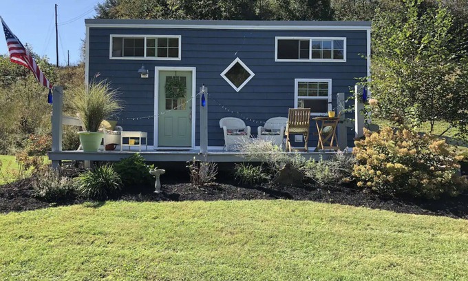 Stockdale Cabaña | Spacious tiny home filled with natural light - the perfect retreat