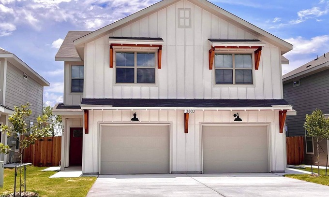 San Antonio Casa | Spacious townhome just minutes away from Sea World and Fiesta Texas!