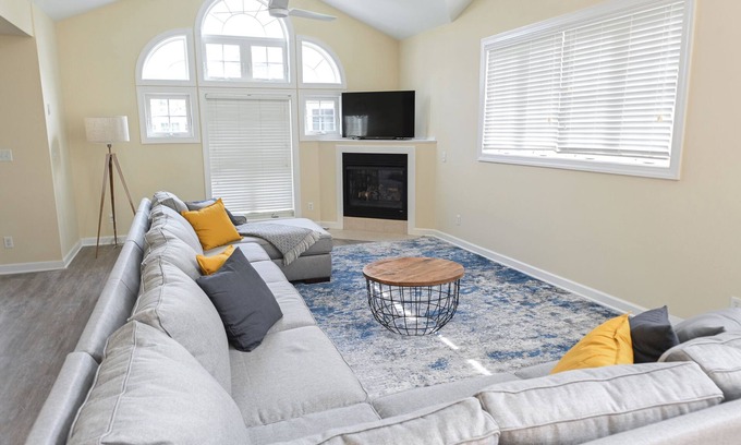 Bayside Village Casa | Spacious townhouse 4 miles from the beach