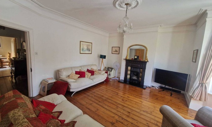 West Ealing Apartamento | Spacious two bedroom garden flat close to West Ealing Elizabeth line station