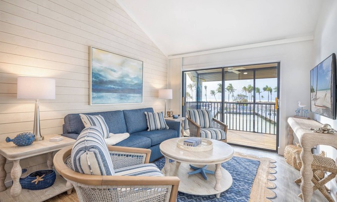 Captiva Apartamento | Spacious Two Bedroom Marina Villa w/Stunning Harbor Views & Private Balcony