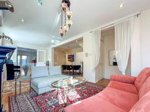 Montreal Apartamento | Spacious two-storey townhouse w private parking 15 mins from Downtown