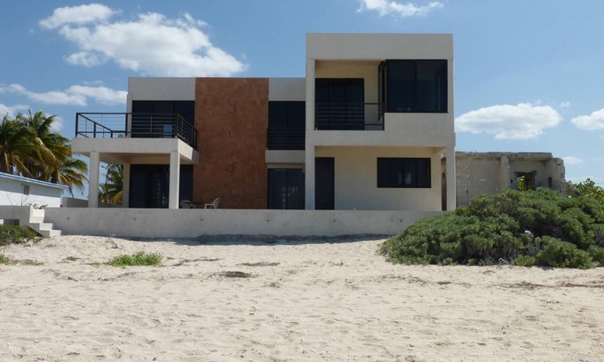 Chelem Casa | Amplia casa de dos pisos en el Golfo de México cerca de Mérida