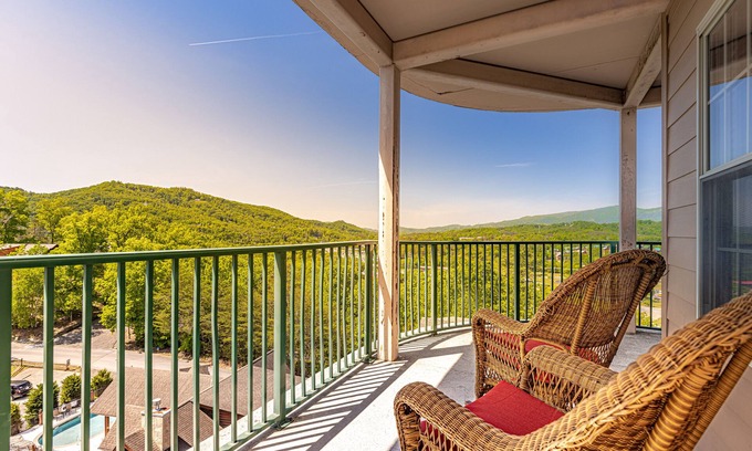 Pigeon Forge Condominio | Spacious Unit w/Beautiful Sunset Mountain Views Wraparound Balcony 4005