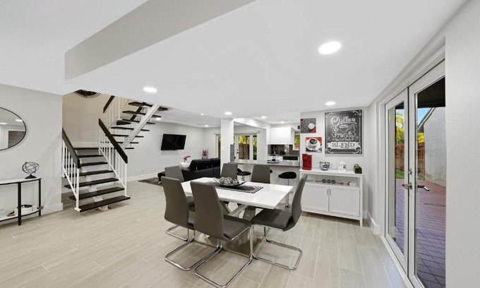 Ludlam Casa | Spacious Updated Home With Office By Pmi