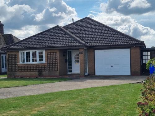 Boston Casa | Spacious & Upmarket 2 Bedroom Detached Bungalow in Boston