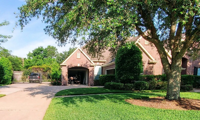 Cypress Casa | Spacious Upscale 5-bedroom house 1 ACRE Pet Friendly in Cypress