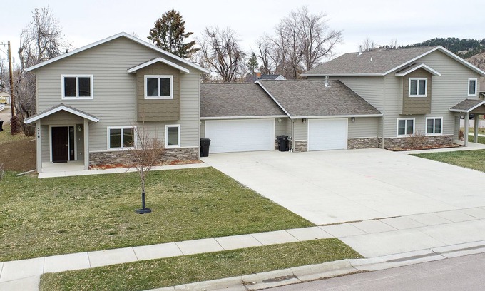Spearfish Cabina | Spacious Upscale Duplex Close to Downtown Spearfish, Large Garage Open Living