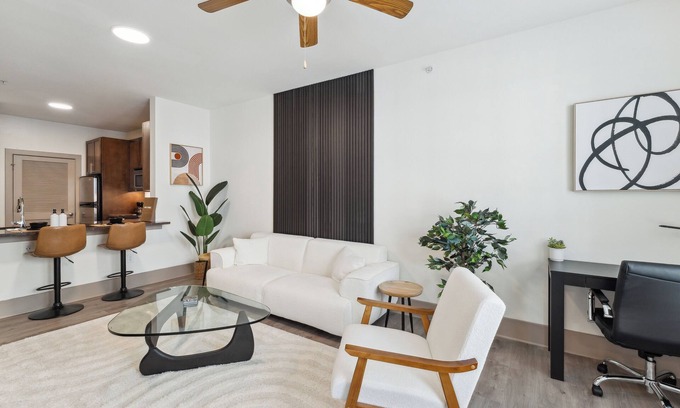 Old East Dallas Apartamento | Spacious Uptown Apartment. Great Location. Free Parking. Pet Friendly!