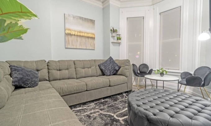 South End Apartamento | Spacious Urban Gem ~ Steps from the Pier ~ Parking
