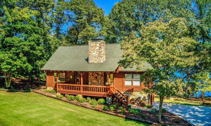 Terrell Casa | Spacious 5-bedroom 3.5 bath log cabin with amazing Lake views and hot tub!