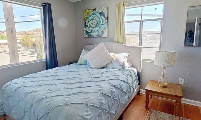 Truth or Consequences Apartamento | Spacious 2-bedroom apartment on the Hot Springs District