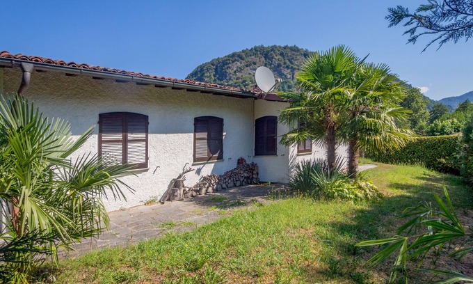 Lavena Ponte Tresa Casa | Amplia casa de vacaciones con jardín, a 100 m del lago, con posibilidad de nadar.