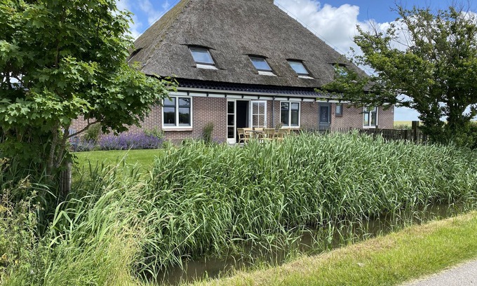 Schoorl Apartamento | Spacious vacation home in farmhouse, only 2 km from beach in nature reserve.