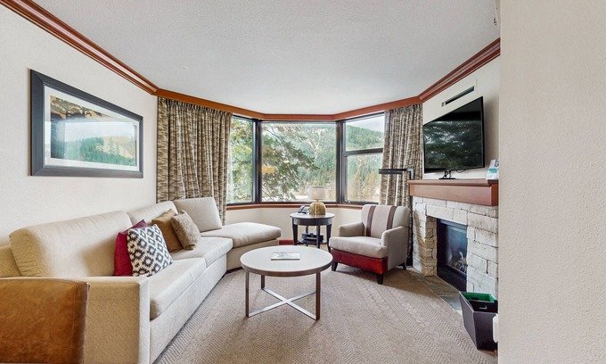 Olympic Valley Condominio | Spacious valley-view ski-in/ski-out fireplace condo w/ pool, hot tub & amenities