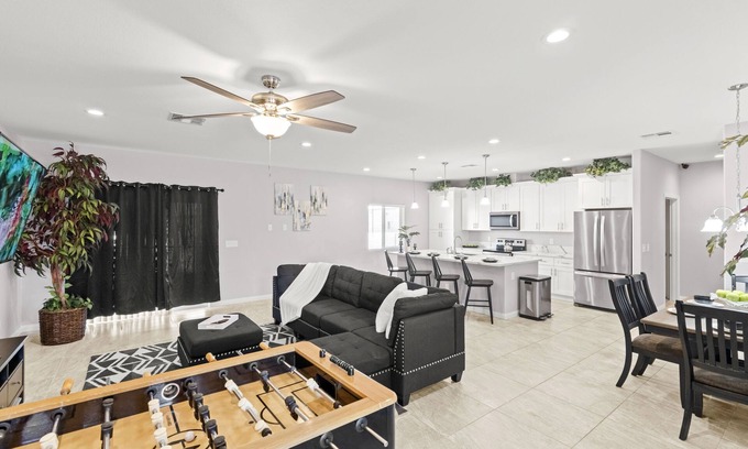 Las Vegas Casa | Spacious Vegas Home! 4 bedroom 2.5 bathrooms conveniently located !