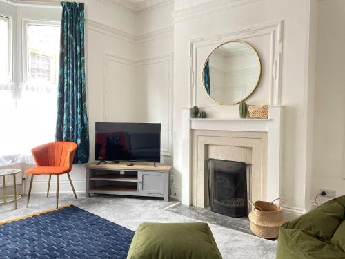 Leicester City Centre Casa | Spacious Victorian for 10 across Royal Infirmary with FREE PARKING