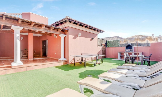 Corralejo Villa | Amplia villa "Don Rodrigo" con Wi-Fi, jardín, terraza y piscina