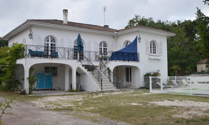 La Tremblade Villa | Spacious villa for 14 people with secure swimming pool, sea and forest walks