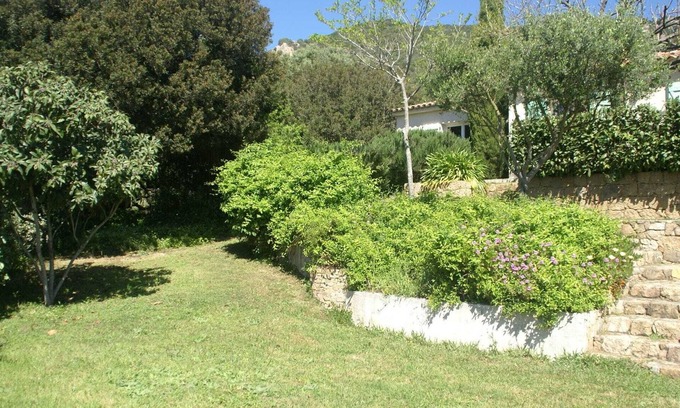 Alata Villa | Espaciosa villa en Alata con jardín privado.