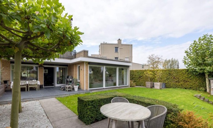 Alblasserdam Villa | Spacious villa near Rotterdam and Kinderrijk