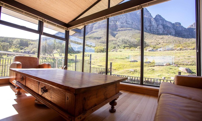 Camps Bay Villa | Spacious villa on the slopes of Table Mountain with a pool and sea views