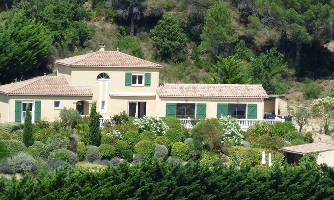 Verzeille Villa | Villa espaciosa con piscina climatizada con vista a viñedos