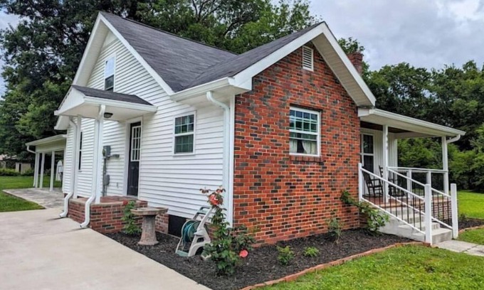 Dunlap Casa | Spacious vintage home with fireplace