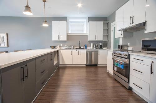 Bedford Apartamento | Spacious Walkout Garden-Level Luxe Kitchen