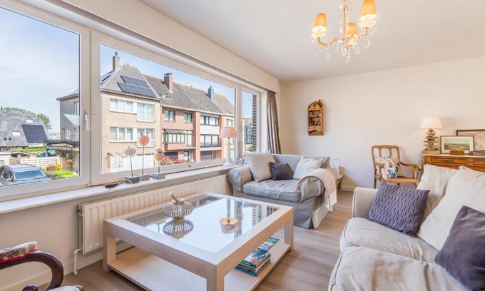 Bredene Apartamento | Spacious, warm and updated Home w parking & garden