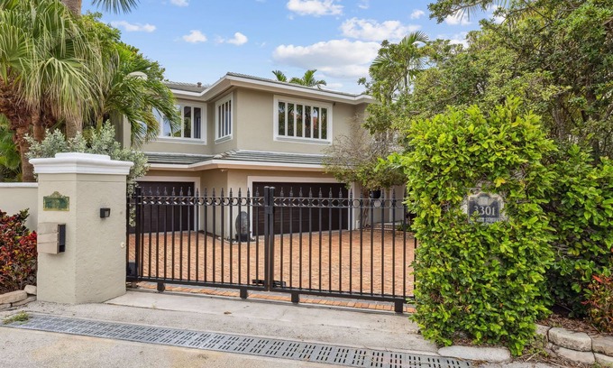 Birch Park Finger Streets Casa | Spacious Waterfront 5-bedroom house w/pool/spa. Walk to Fort Lauderdale Beach