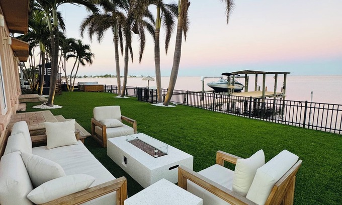 St. Petersburg Casa | Spacious Waterfront Tropical Oasis: Hot Tub, Dock & Turf