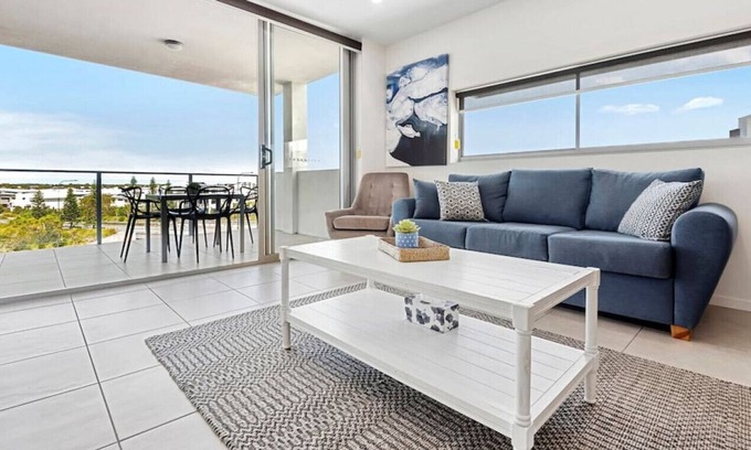 Birtinya Apartamento | Spacious Waterfront apartment (opp Hospital)