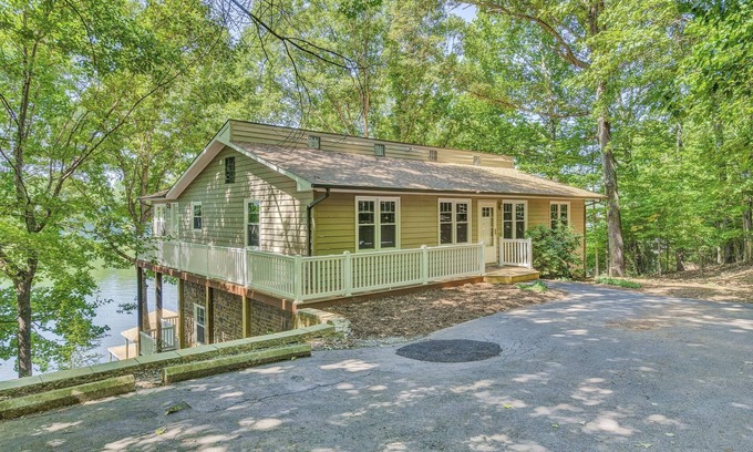 Goodview Casa | Spacious waterfront house w/deck, fire pit & grill, dog-friendly