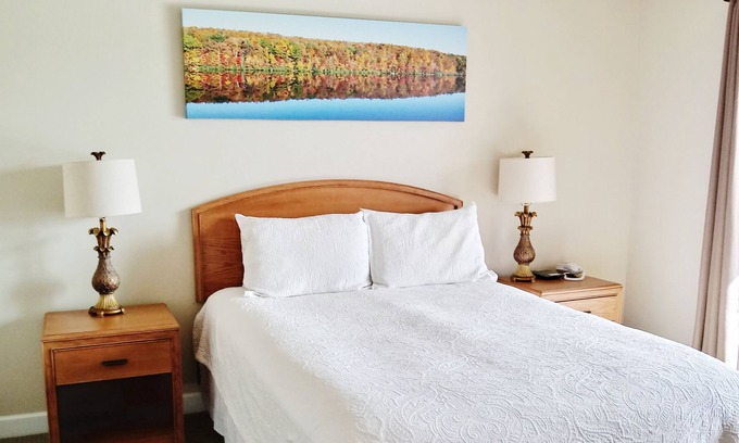 Smith Mountain Lake Complejo | Spacious waterfront Mariners Landing resort w/ amenities