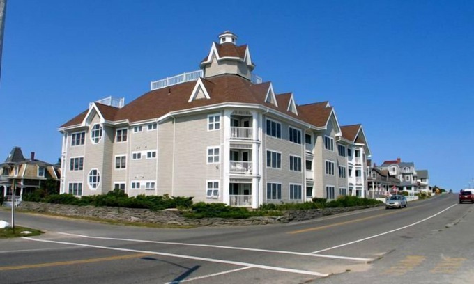 Oak Bluffs Condominio | Amplio condominio con vista al agua: pasos de la playa, justo al otro lado de la calle.