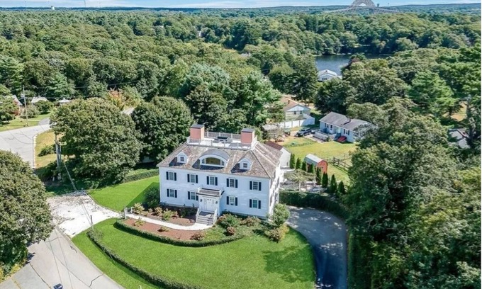 Buzzards Bay Casa | Spacious Coastal Getaway with Stunning Waterviews 4-bed home in Buzzards Bay