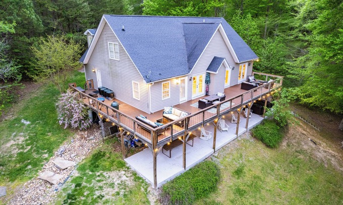 Leasburg Casa | Spacious, Well-Appointed 6 Bedroom Hyco Lake House - Hot Tub - Great Views