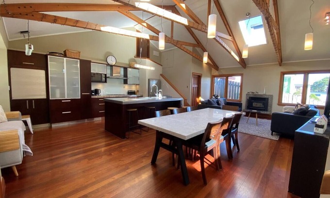 Wellington Casa | Spacious Wellington Family Oasis